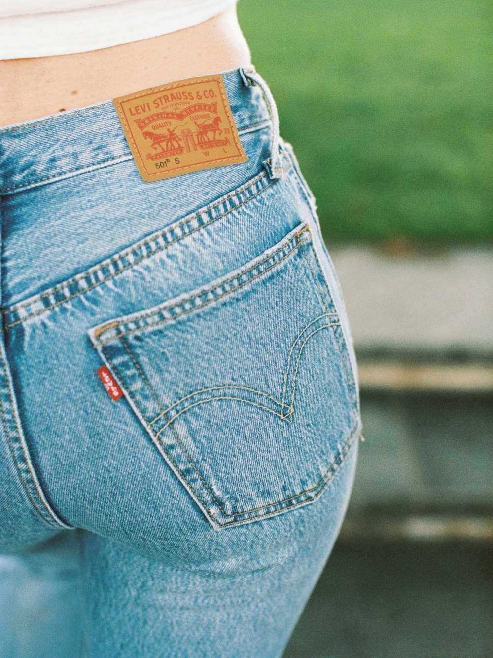 shallow focus photo of person wearing blue Levi denim bottoms