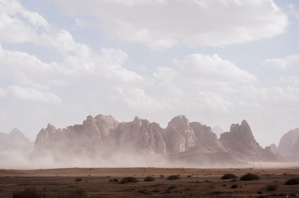 acantilado marrón bajo el cielo blanco