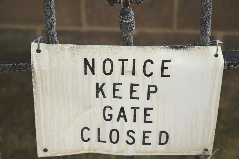 notice keep gate closed signage