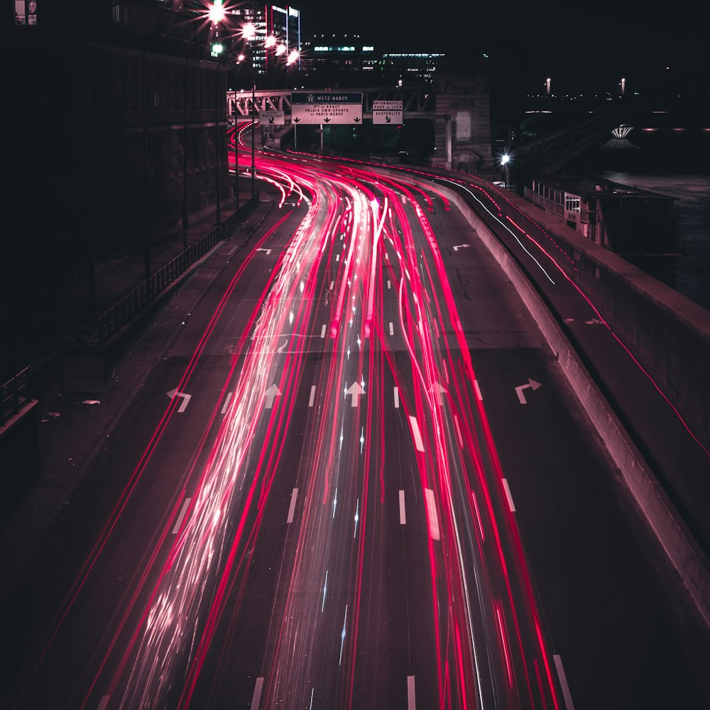 Photographie en accéléré de véhicules sur la route la nuit