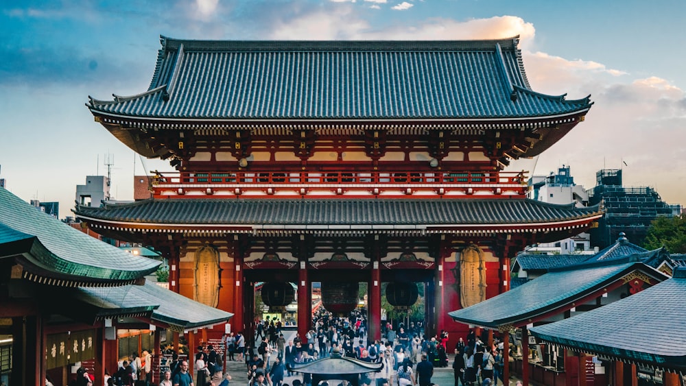 Folla di persone davanti al tempio della pagoda durante il giorno