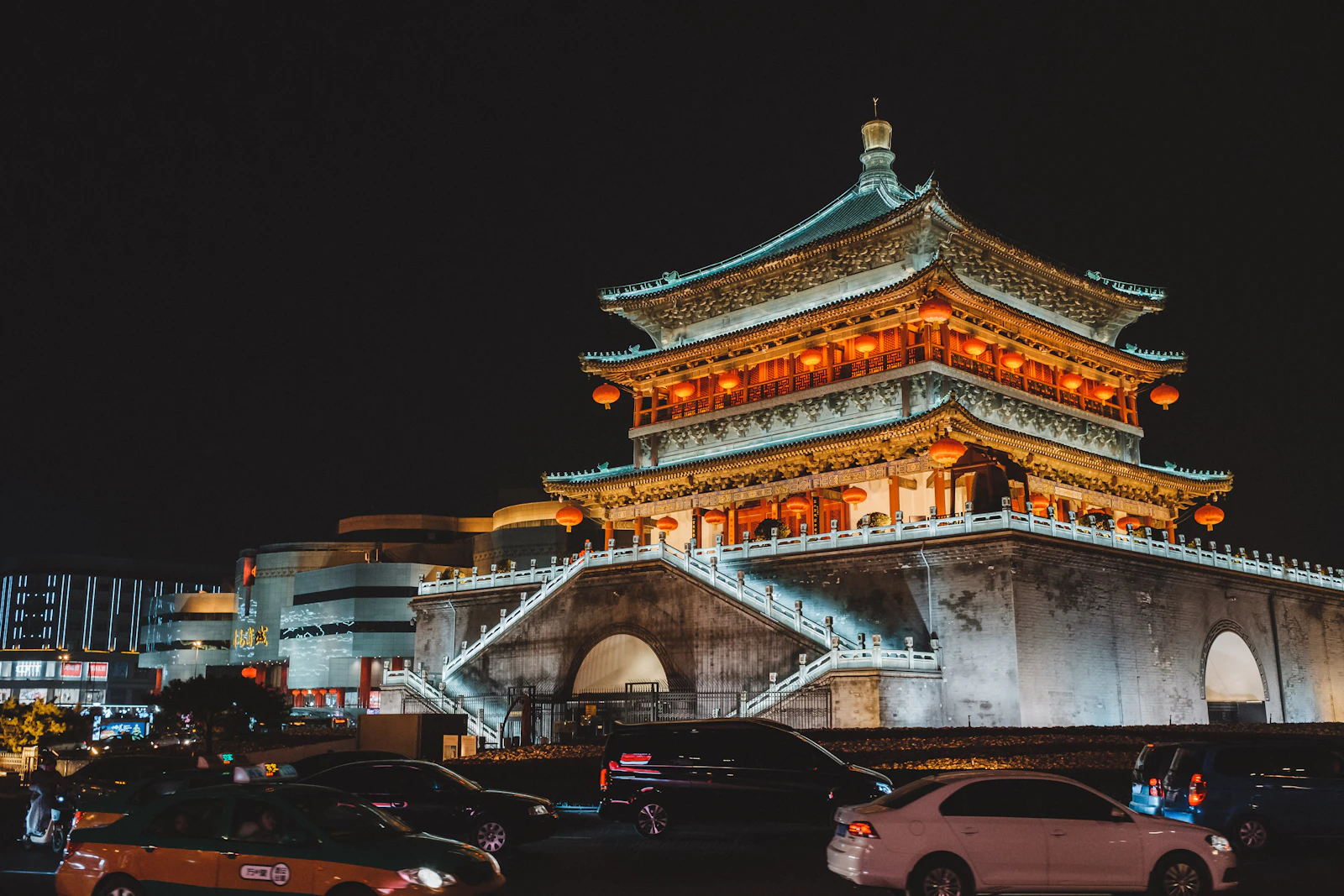 Tháp Chuông Tây An lên đèn về đêm - top địa điểm check-in Tây An