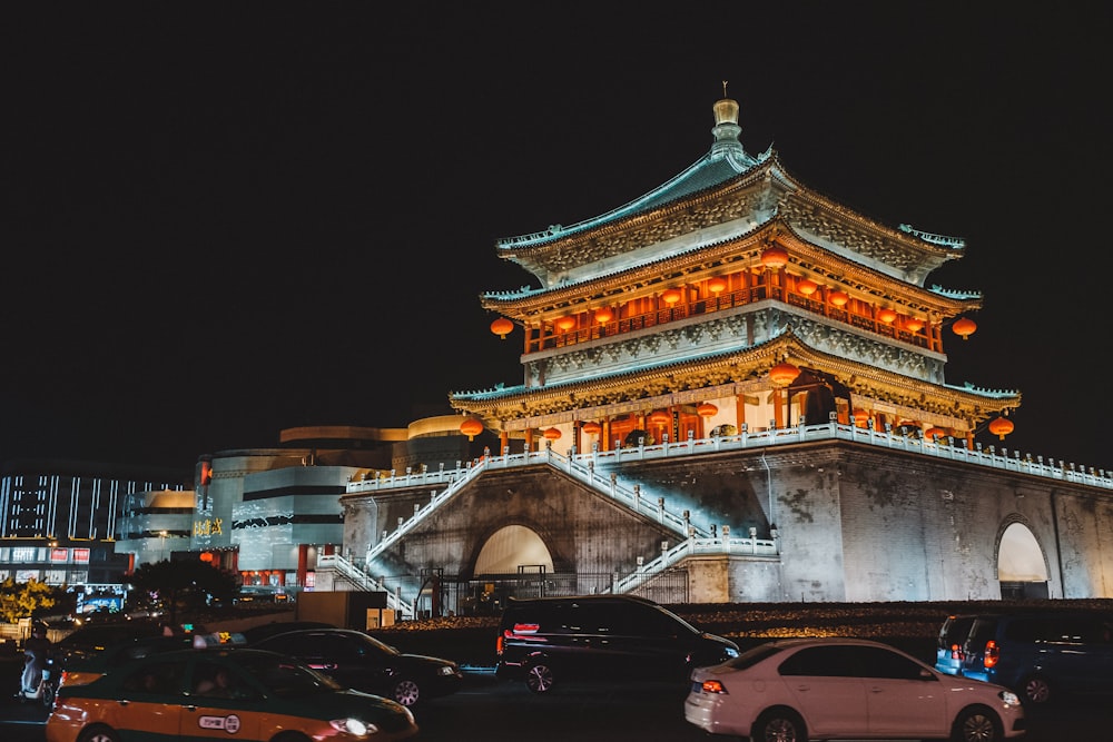 黄色いライトアップされた寺院