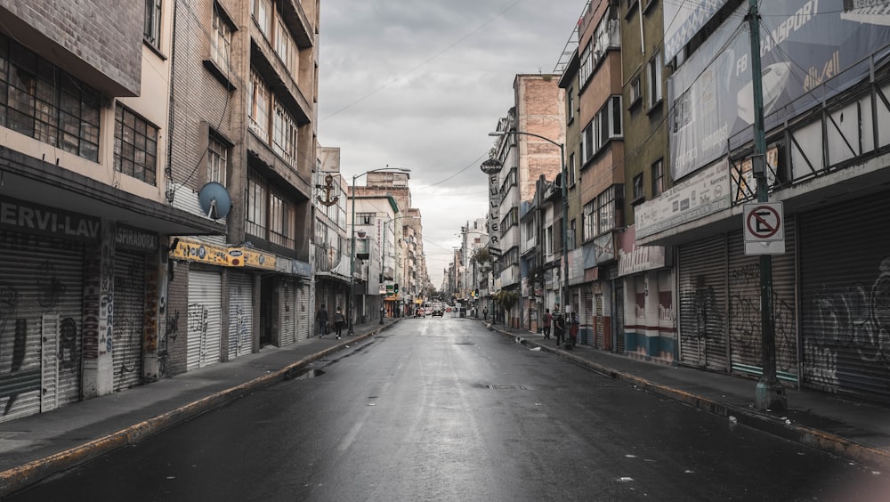 Carretera gris vacía y edificios