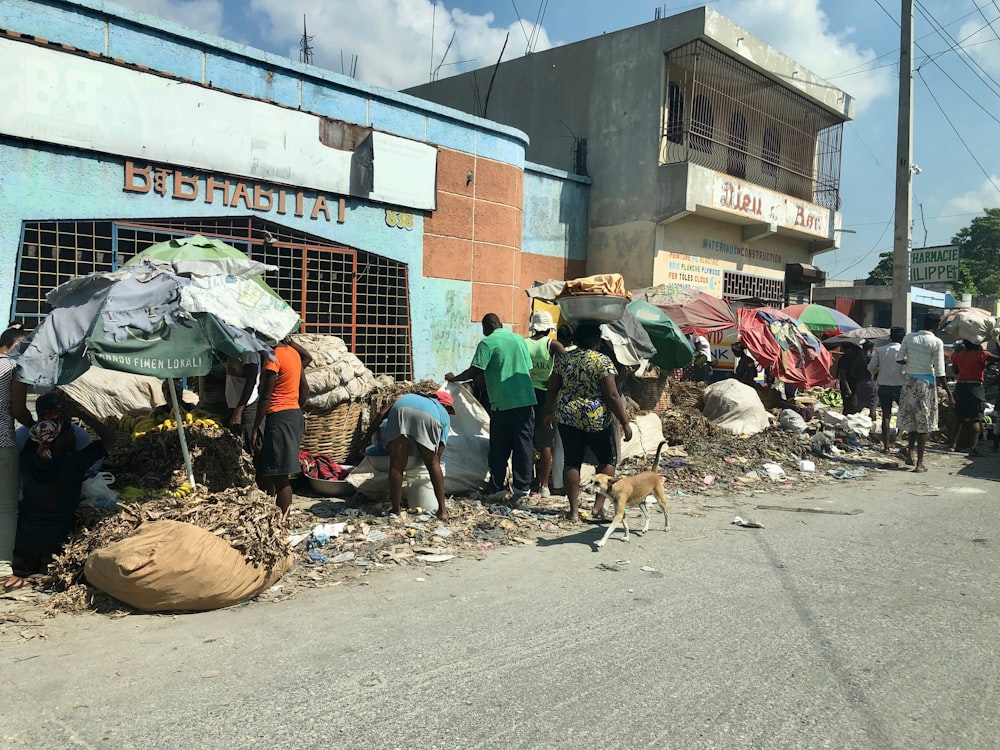 persone sulla strada accanto alla costruzione