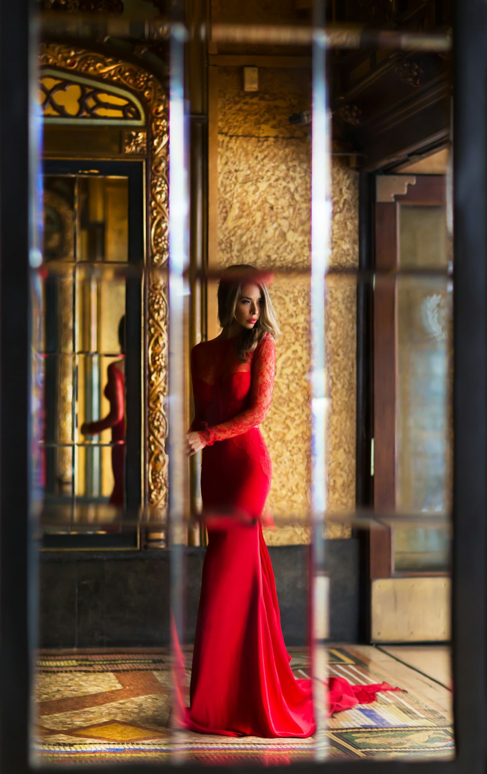 Frau trägt rotes langärmeliges figurbetontes Kleid