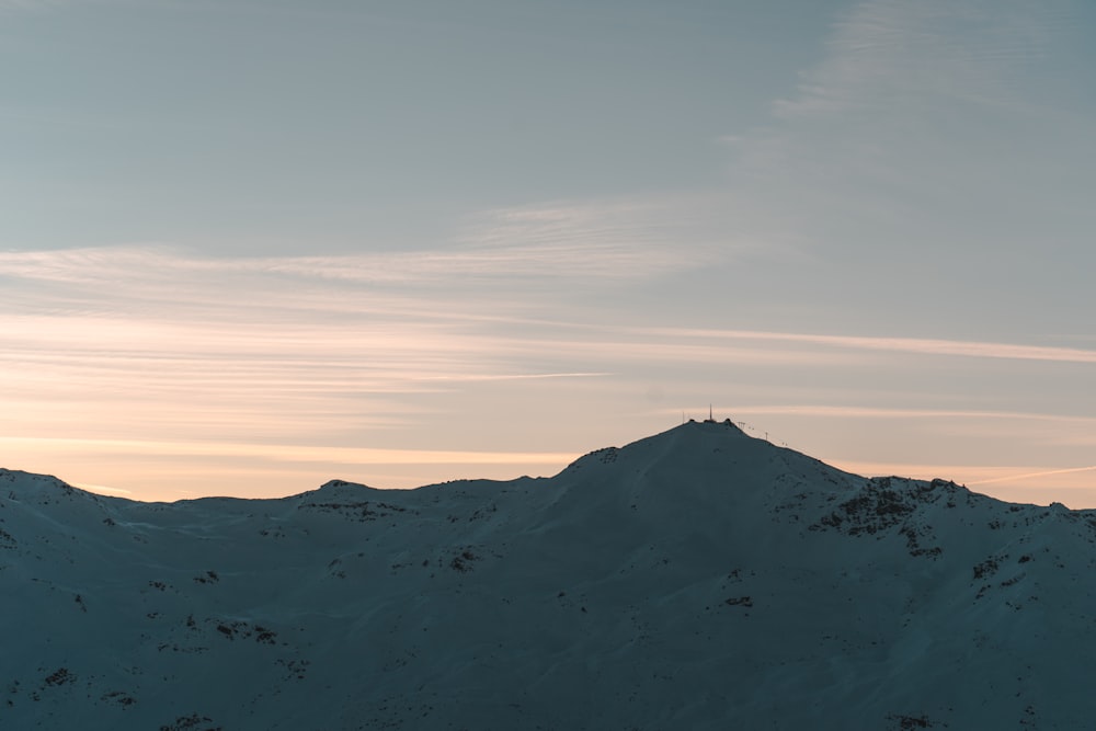 montagna innevata durante il giorno