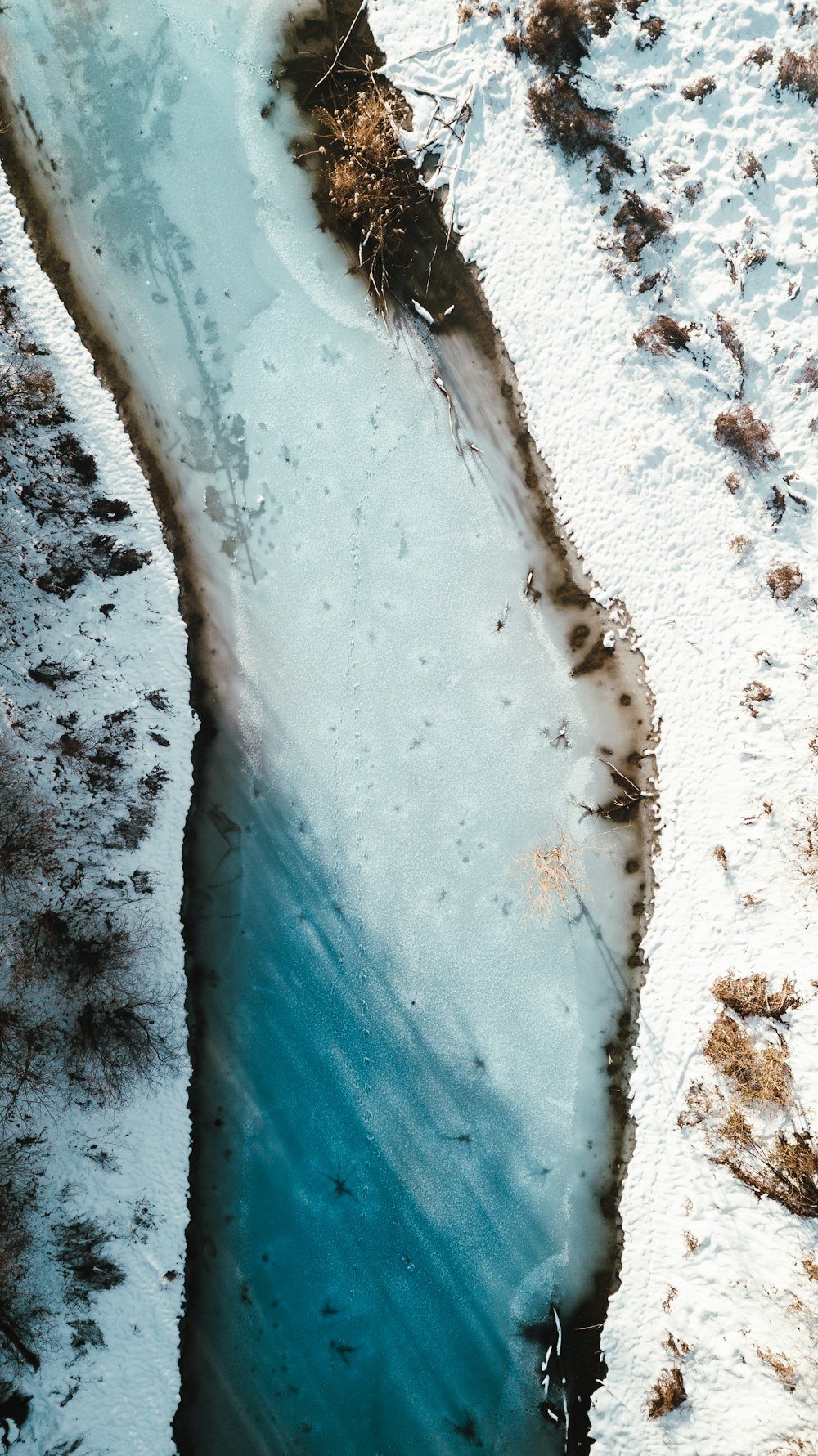 fotografia aérea do rio ao lado do campo de neve