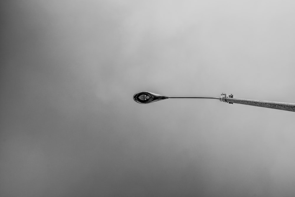 Grand lampadaire sous un ciel gris et nuageux