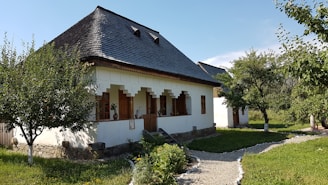 Traditional-style house in Riyadh with green yard