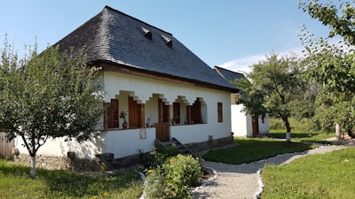 Traditional-style house in Riyadh with green yard