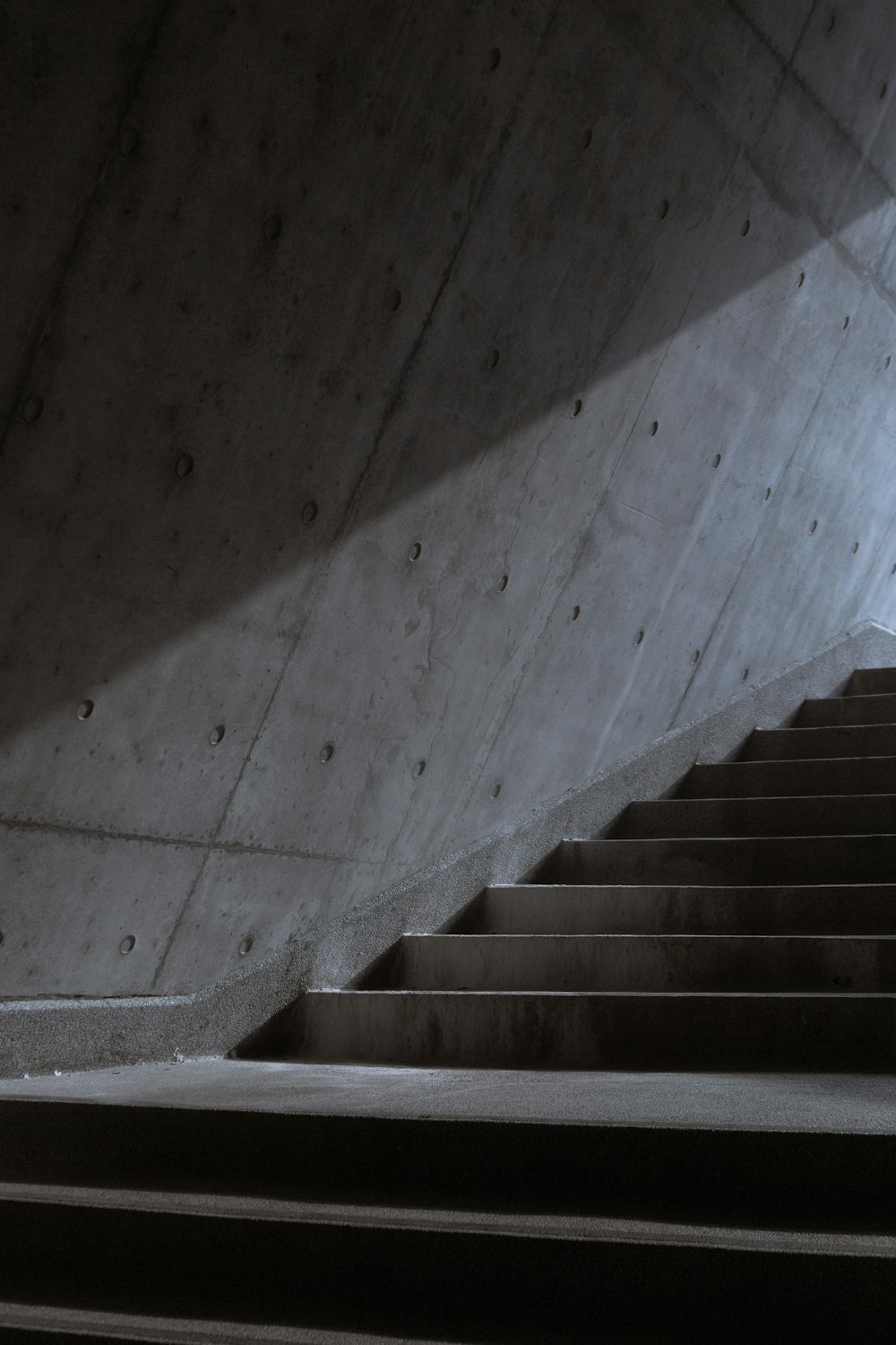 Escaliers en béton gris