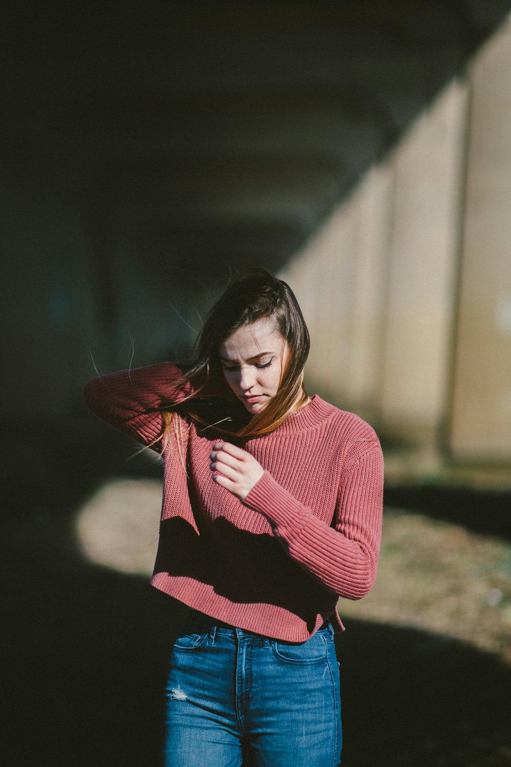 Fotografía de enfoque selectivo de mujer bajo puente