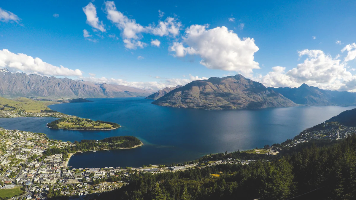 Queenstown town beside Lake Wakatipu beneath the Remarkables mountains
