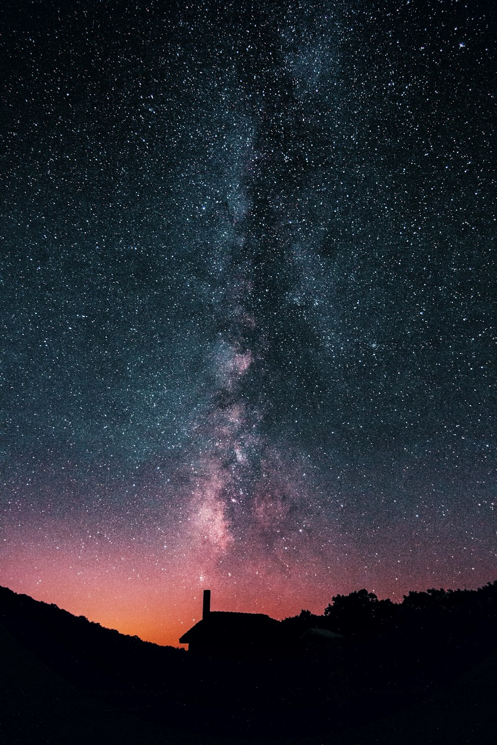 silhouette de maison sous la nuit étoilée