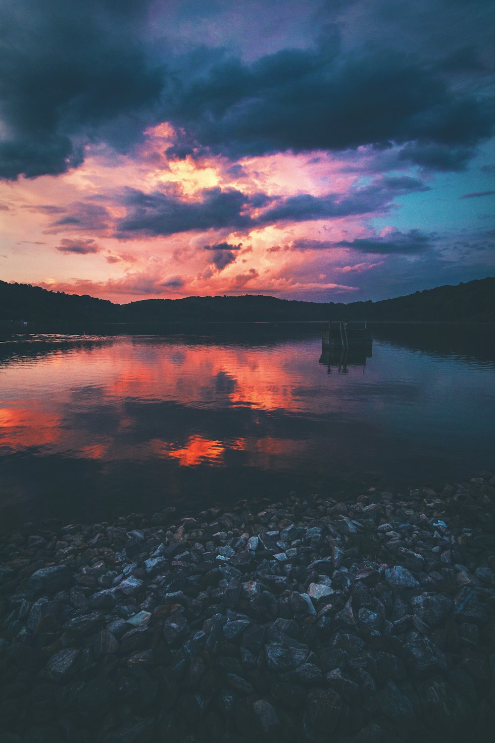 lac sous ciel nuageux