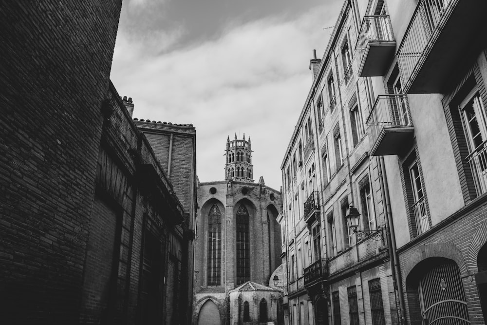 Fotografía en escala de grises de edificios de hormigón