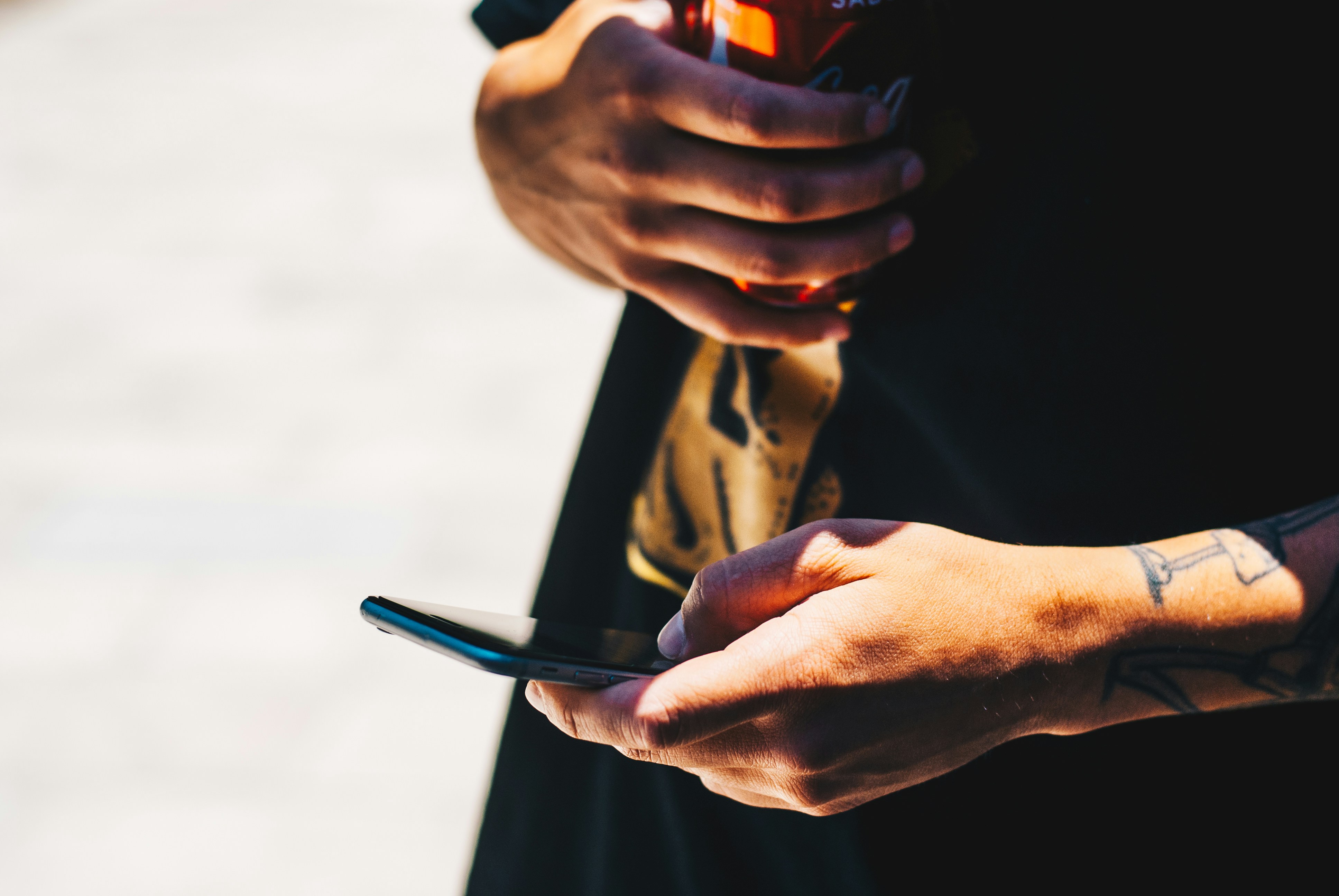 Person, die Smartphone in der Hand hält