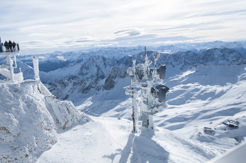 torre de comunicação coberta de neve