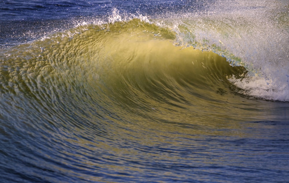 ocean waves during daytime