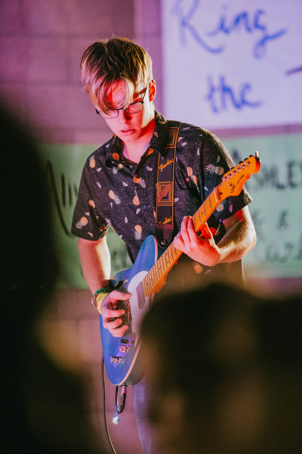 hombre tocando la guitarra