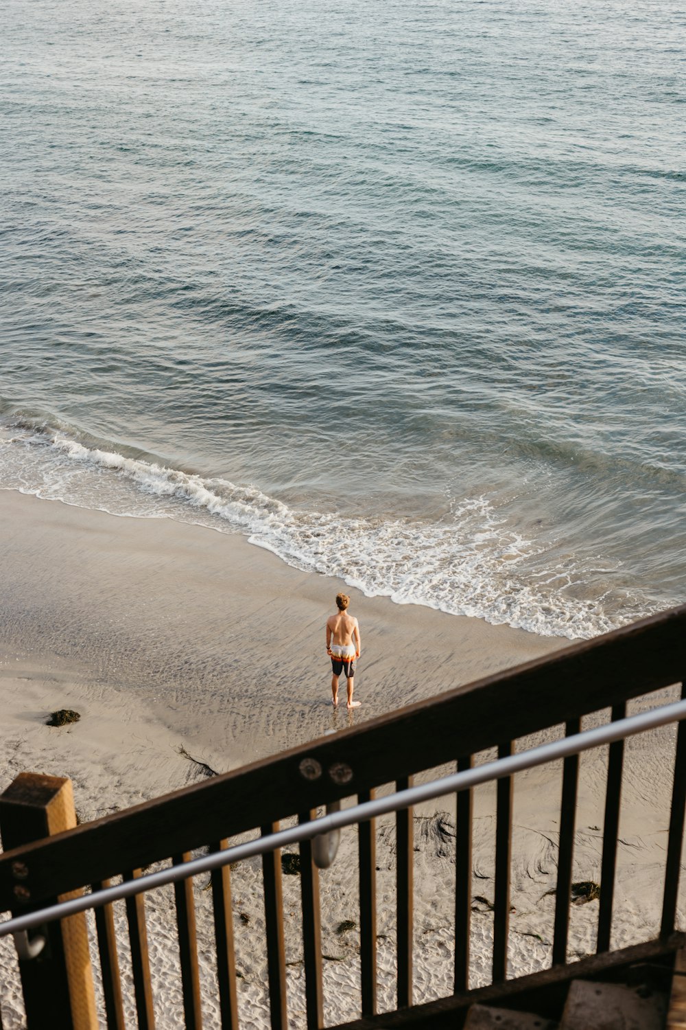 Uomo in riva al mare