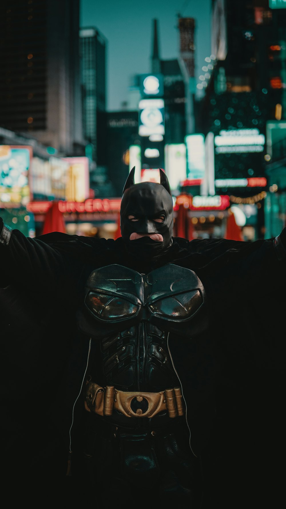 uomo che indossa il costume di Batman