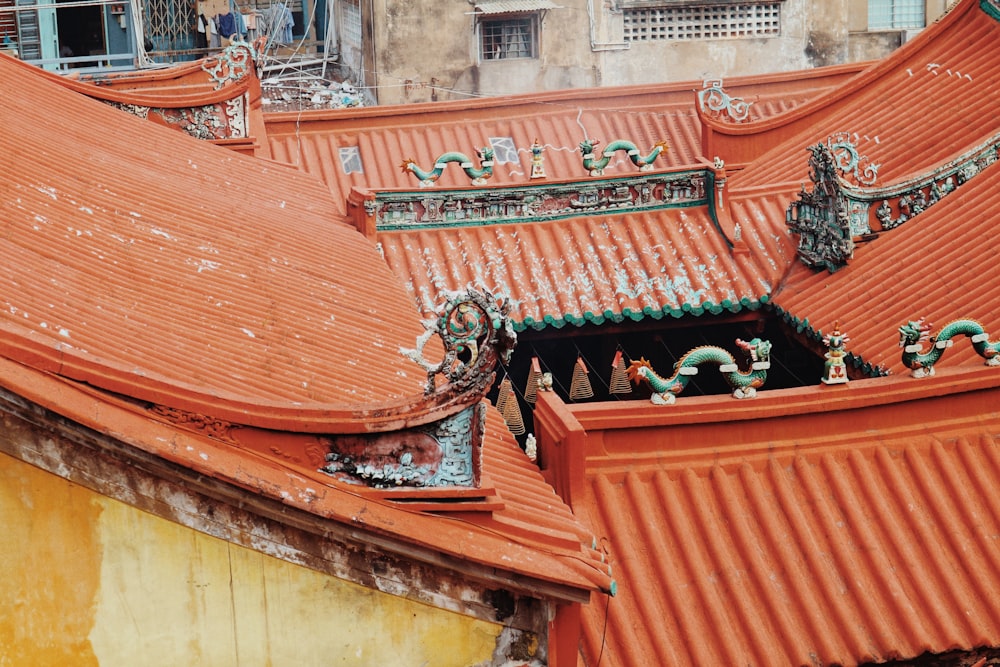 rote Dächer mit chinesischem Motiv
