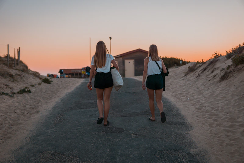 deux femmes marchant dans une ruelle