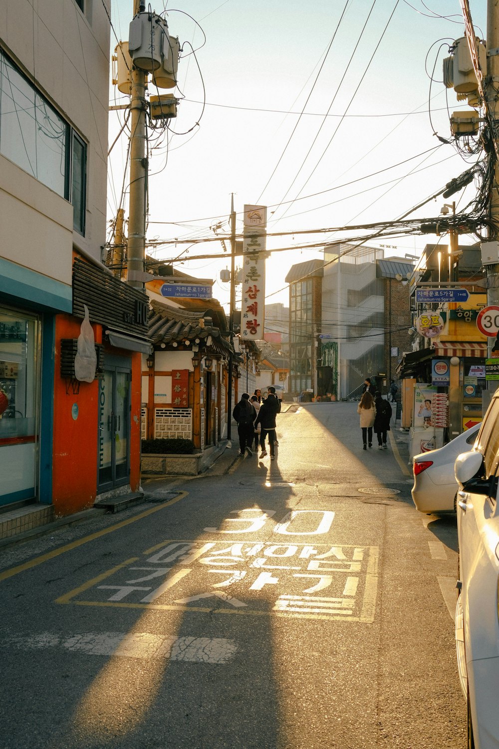 Phố Seoul vào buổi chiều với người đi bộ