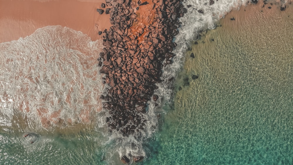 l’eau de mer s’écrasant dans le sable de la plage