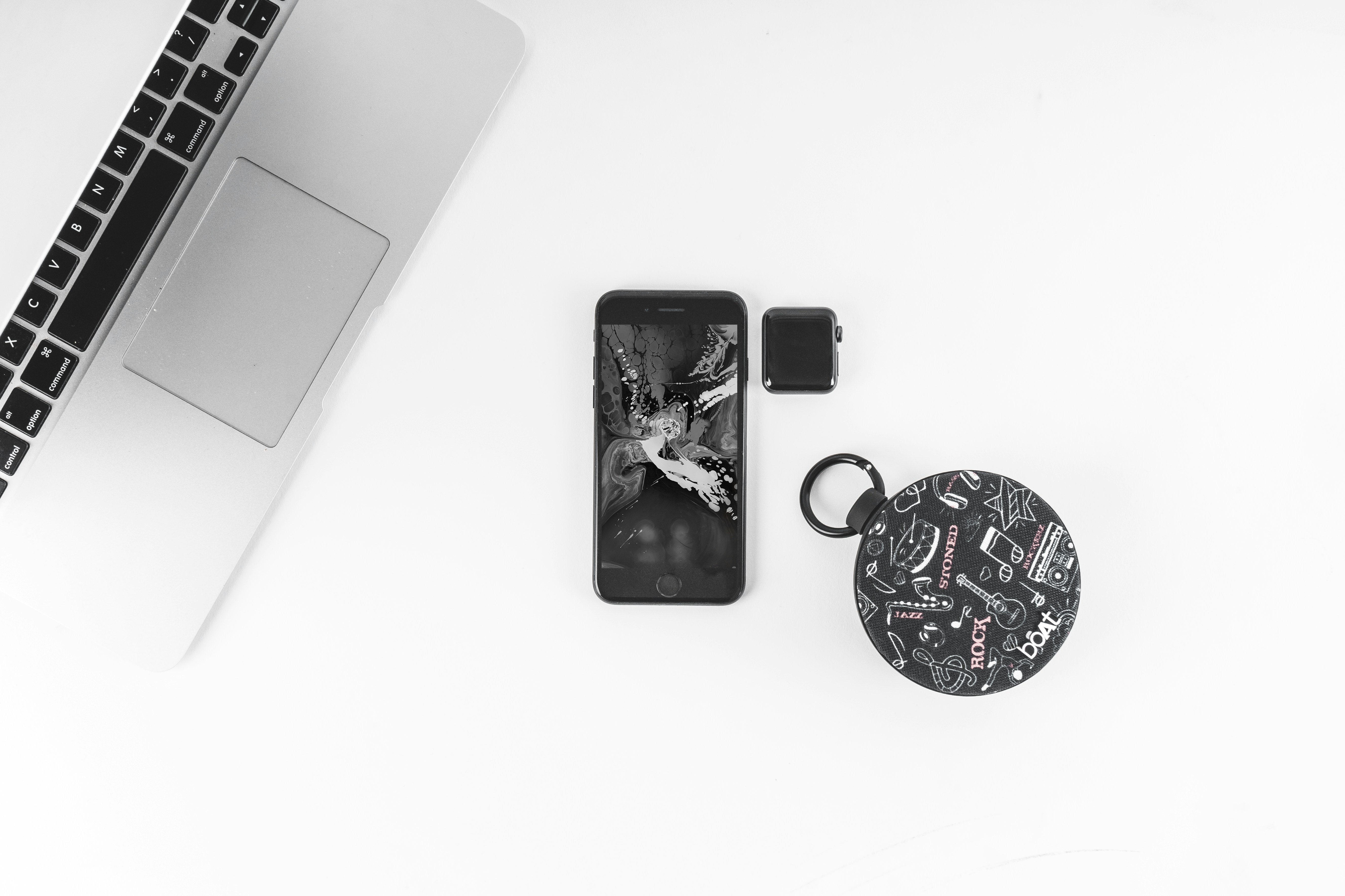 iPhone allumé sur une surface blanche