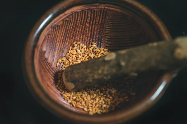 Raw hulled sesame seeds