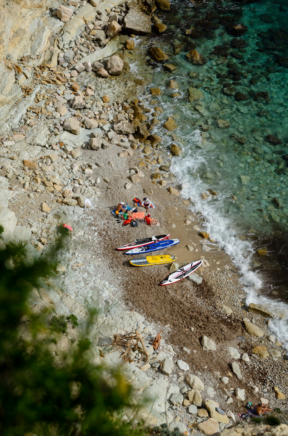 Fotografía a vista de pájaro de kayaks en la orilla del mar