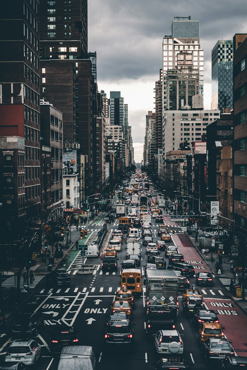 Coches en la carretera durante el tráfico bajo cielos sombríos