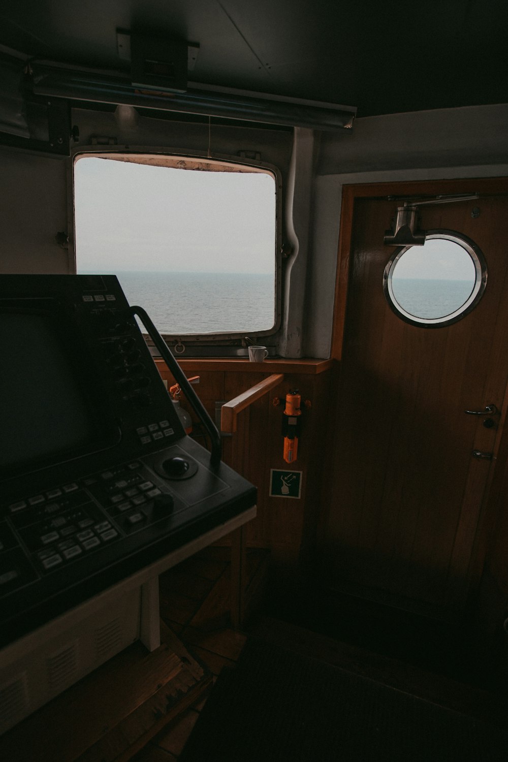 Panneau de commande noir sur la porte de bateau en bois marron