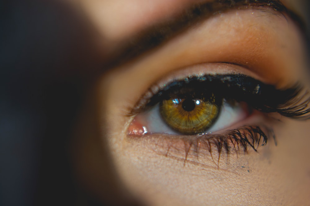 grün gefärbtes Auge