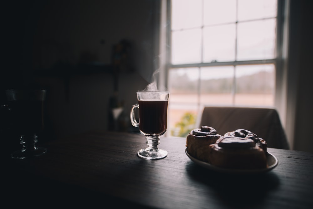 verre à vin transparent sur table en bois brun