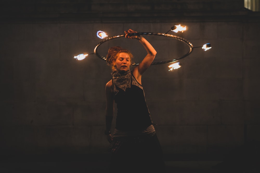 femme exécutant la danse du feu