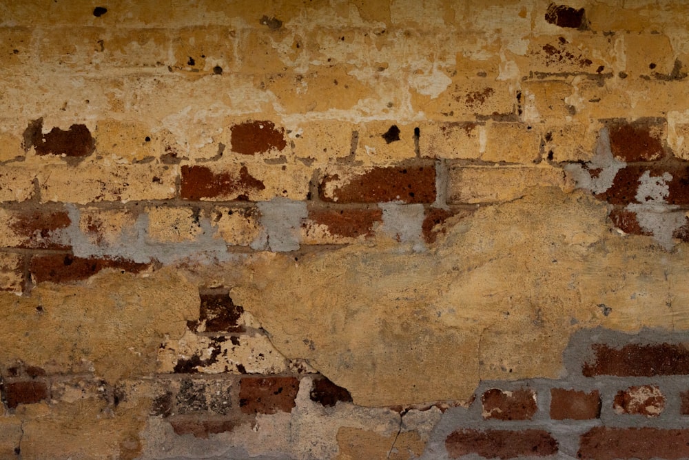 photo en gros plan d’un mur de briques brunes et rouges