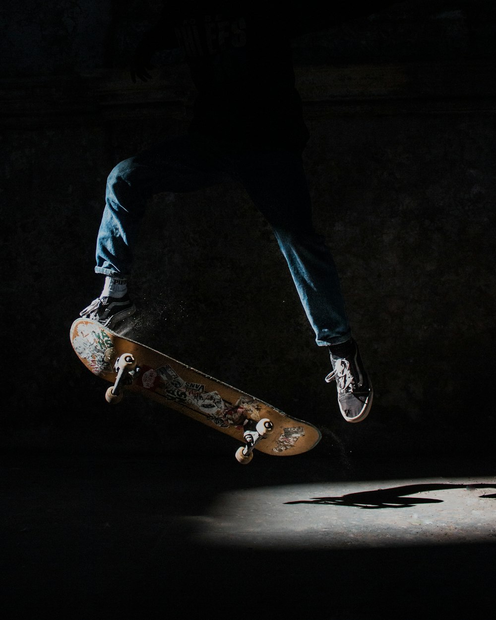 Persona a punto de hacer acrobacias usando una patineta marrón