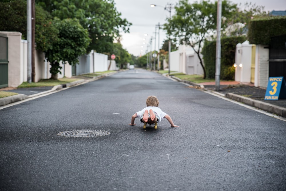 toddler skateboard in middle of road