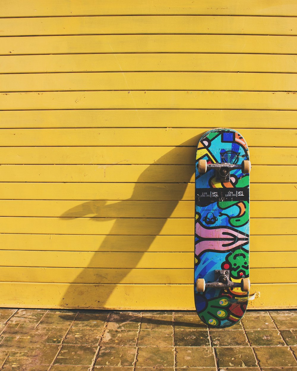 photo d'un skateboard multicolore bleu