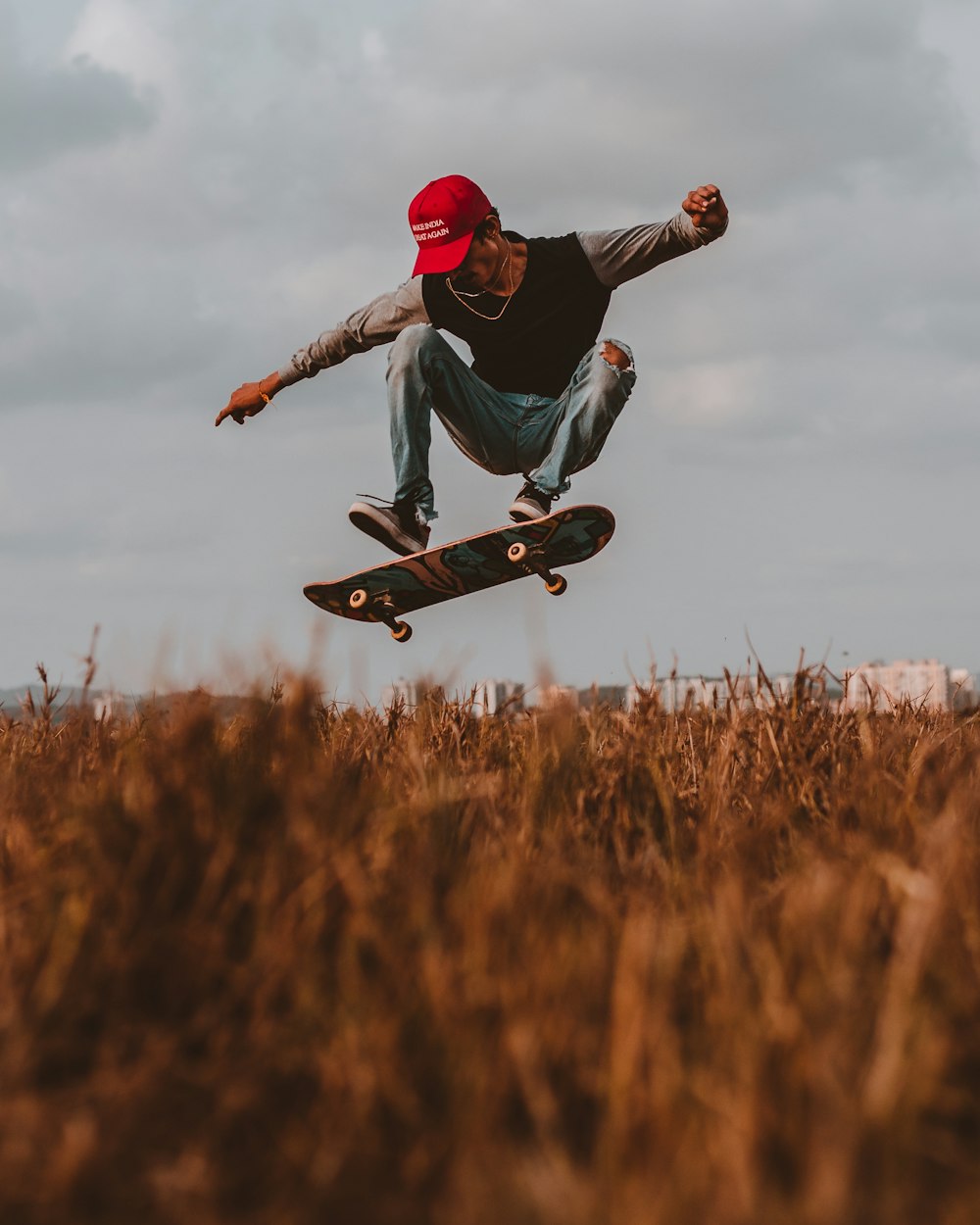 homme effectuant une figure de planche à roulettes pendant la journée