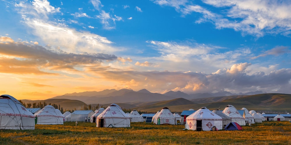 Weiße Zelte in der Nähe des Berges bei Tag