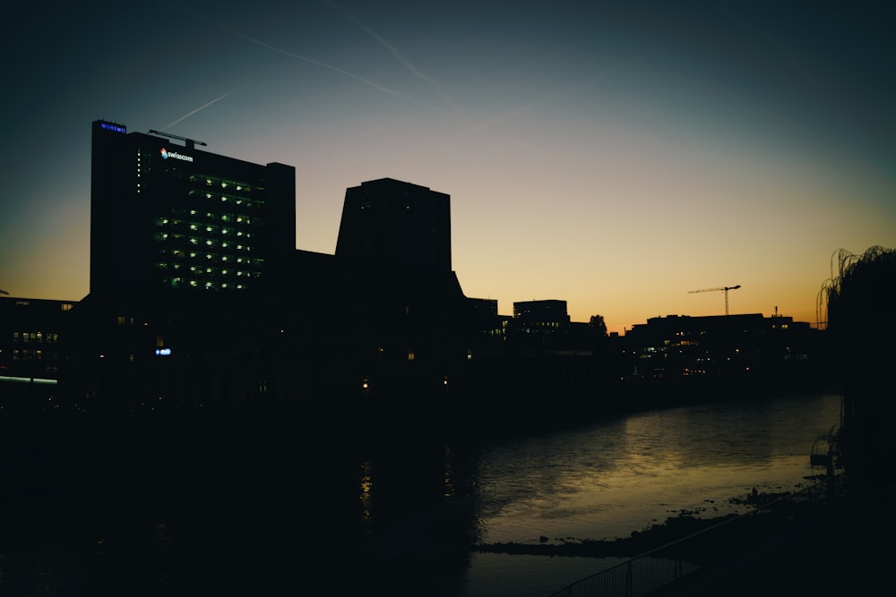 Ein Blick auf eine Stadt bei Nacht von der anderen Seite eines Flusses