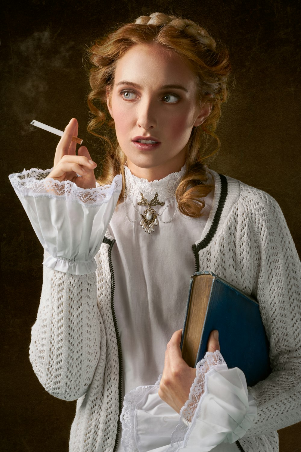 mujer con cigarrillo sosteniendo la foto del libro