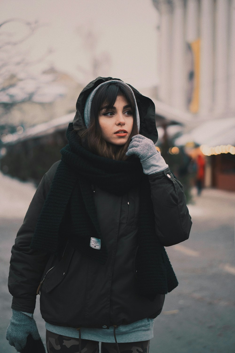 mulher vestindo jaqueta preta com capuz zip-up e lenço preto