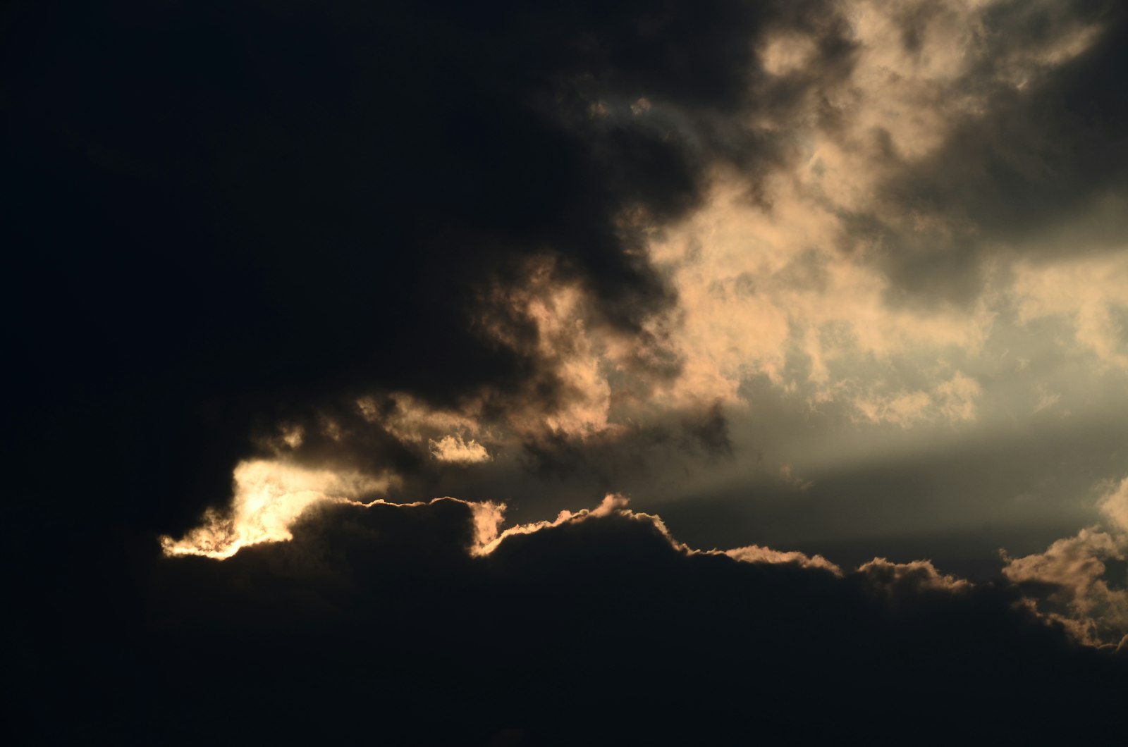 Nikon D5100 + Sigma 18-250mm F3.5-6.3 DC Macro OS HSM sample photo. Gray clouds photography