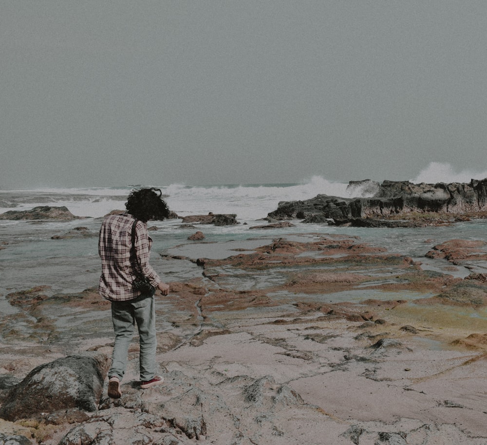 person wearing gray plaid sport shirt